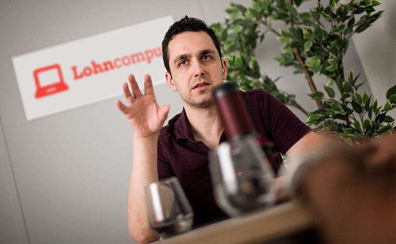 [Translate to Italiano:] Yanis Bachammar im Gespräch